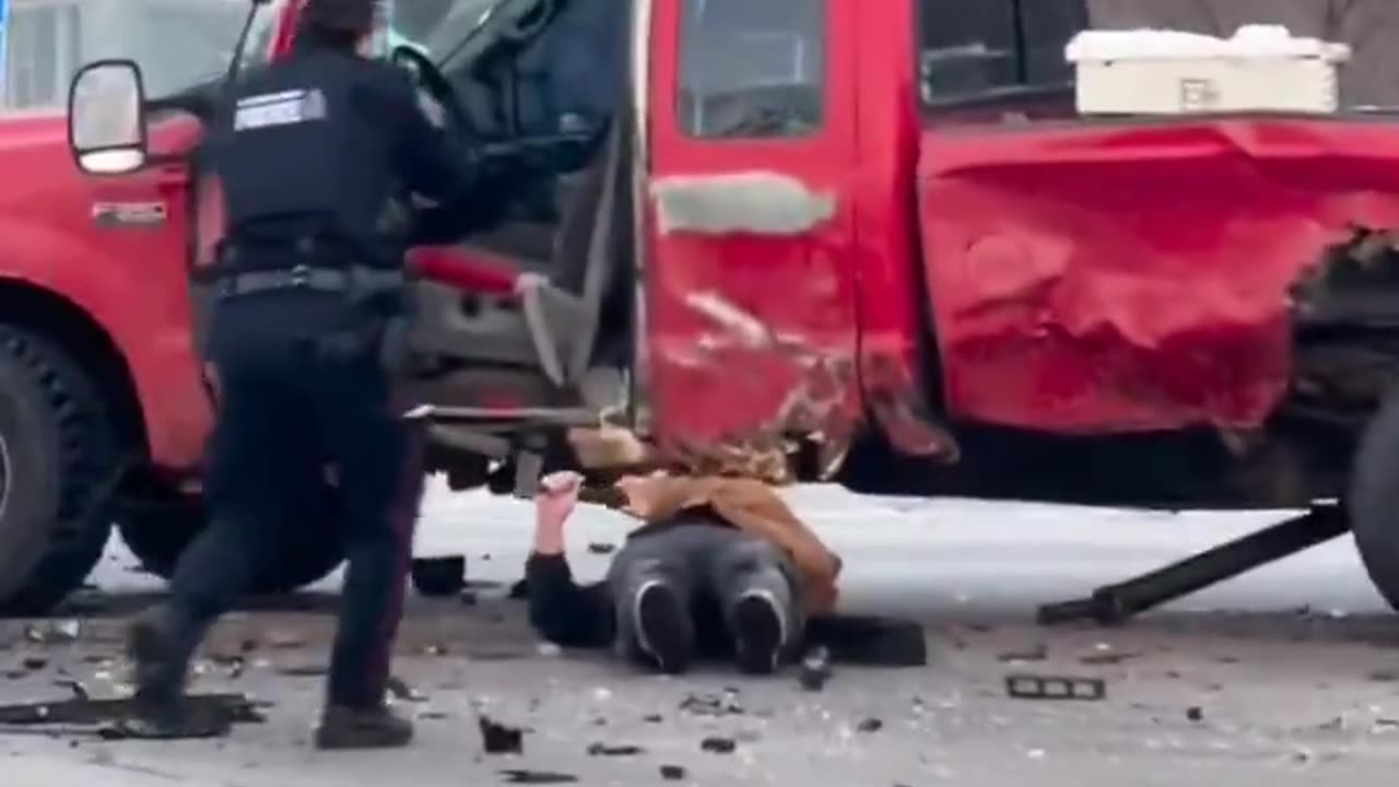 Canadian Police officer tases hatchet-wielding man after tense fight!👮🚓🇨🇦