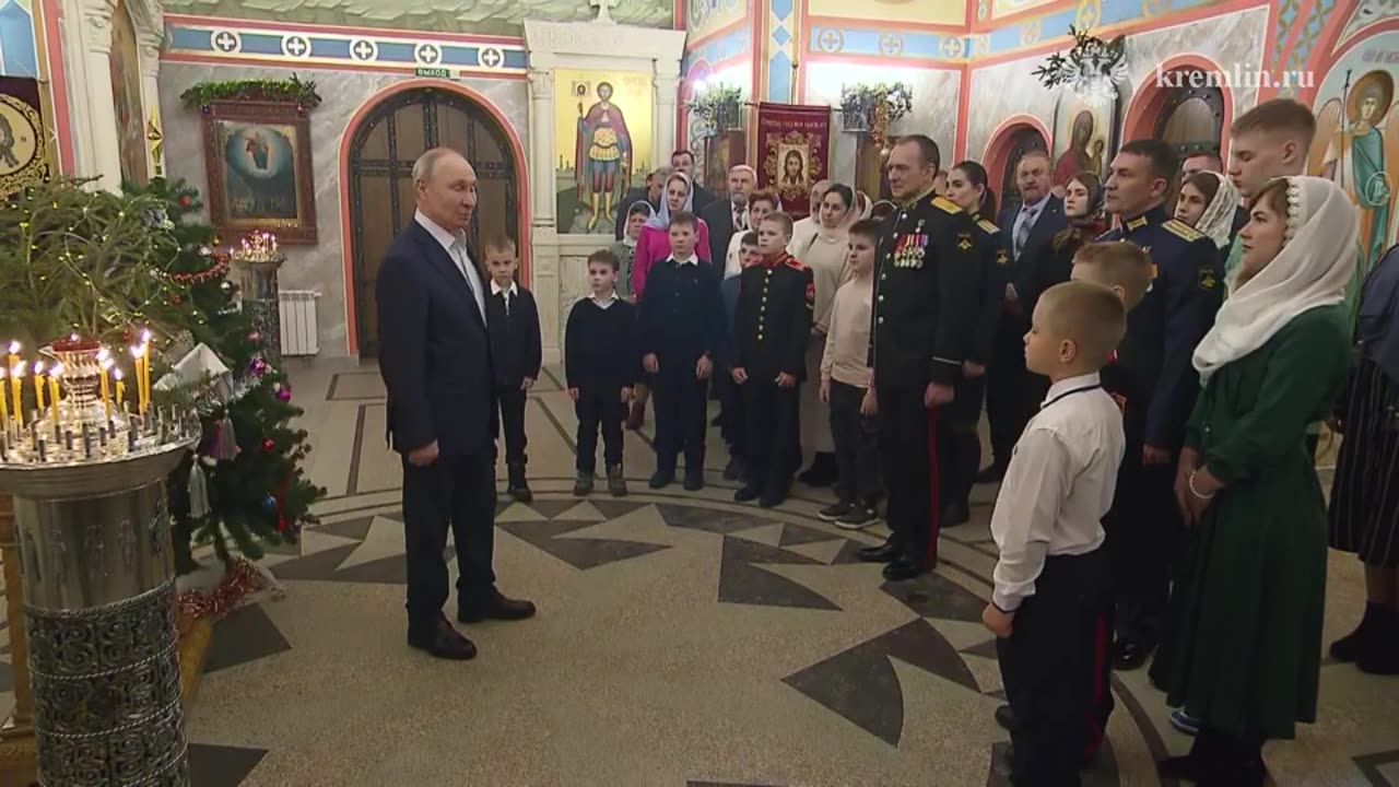 По окончании службы Владимир Путин пообщался с присутствовавшими в храме