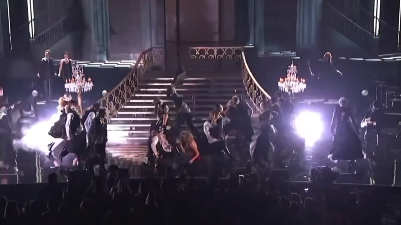 Taylor Swift - I knew you were trouble Live from AMAs