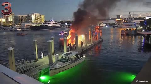 🇺🇸 In Florida, a boat at a marina exploded like a bomb.