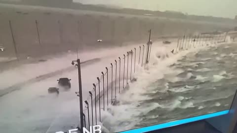 BREAKING!! REAL VIDEO of people driving across Howard Frankland Bridge in Tampa Bay today