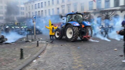 Farmers and police clash in front of the EU headquarters.