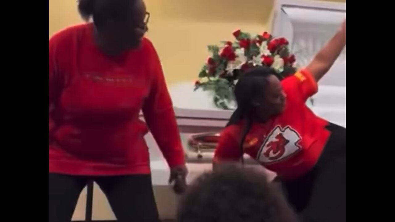 🚨 Viral funeral chaos: