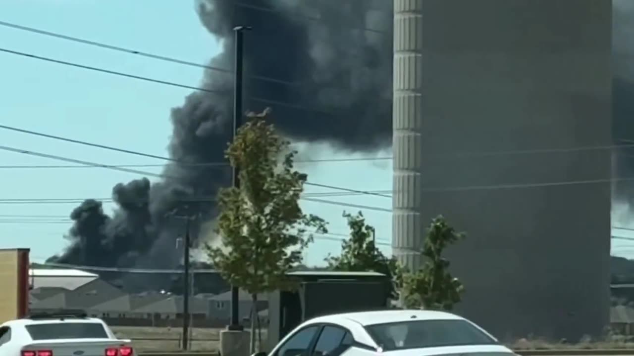 Plane crashes in Fort Worth, Texas, several vehicles on fire.