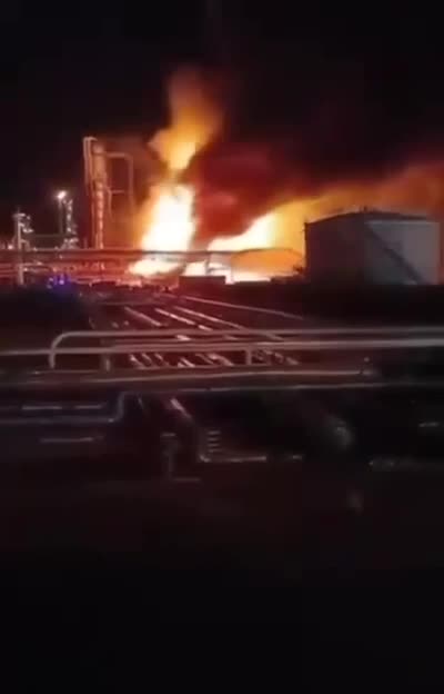 🛢️🔥 Two incidents at refineries involving Russian oil have occurred in Eastern Europe