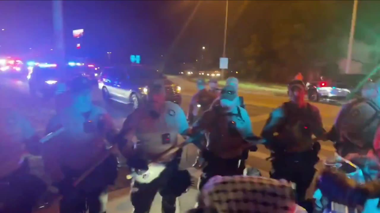 Illinois police launched an AGGRESSIVE PRESS and MULTIPLE ARRESTS on left-wing rioters