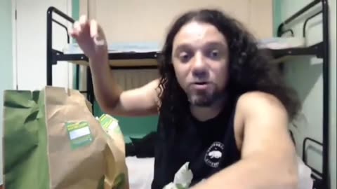 Bluezão surta e abandona a Live após receber Subway entupido de Cebola