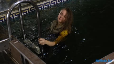 Wetlook girl fully dressed in a vest