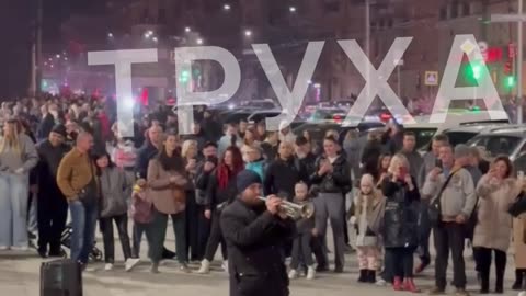 Kharkiv Residents Sing Along to "Chervona Kalyna" – A Powerful Moment 🇺🇦🎺