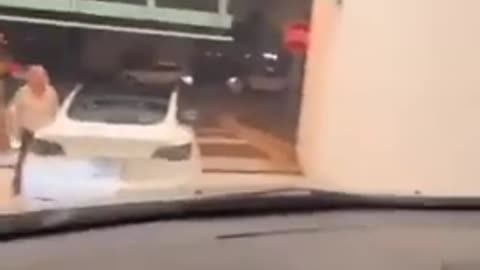 Woman blocks suspected illegals from leaving a garage and tries to wait for ICE to get there