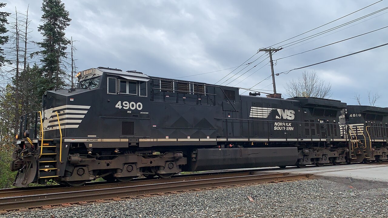 What? Norfolk Southern 4900 and 4818 on the CSX line