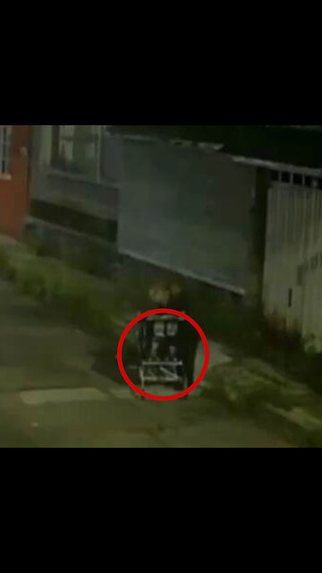 Un hombre abandona un cuerpo de una mujer en un carrito de supermercado