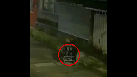 Un hombre abandona un cuerpo de una mujer en un carrito de supermercado