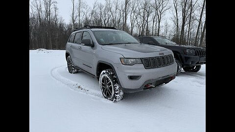 Jeep Trailhawk in DEEP snow! Makes it look easy.