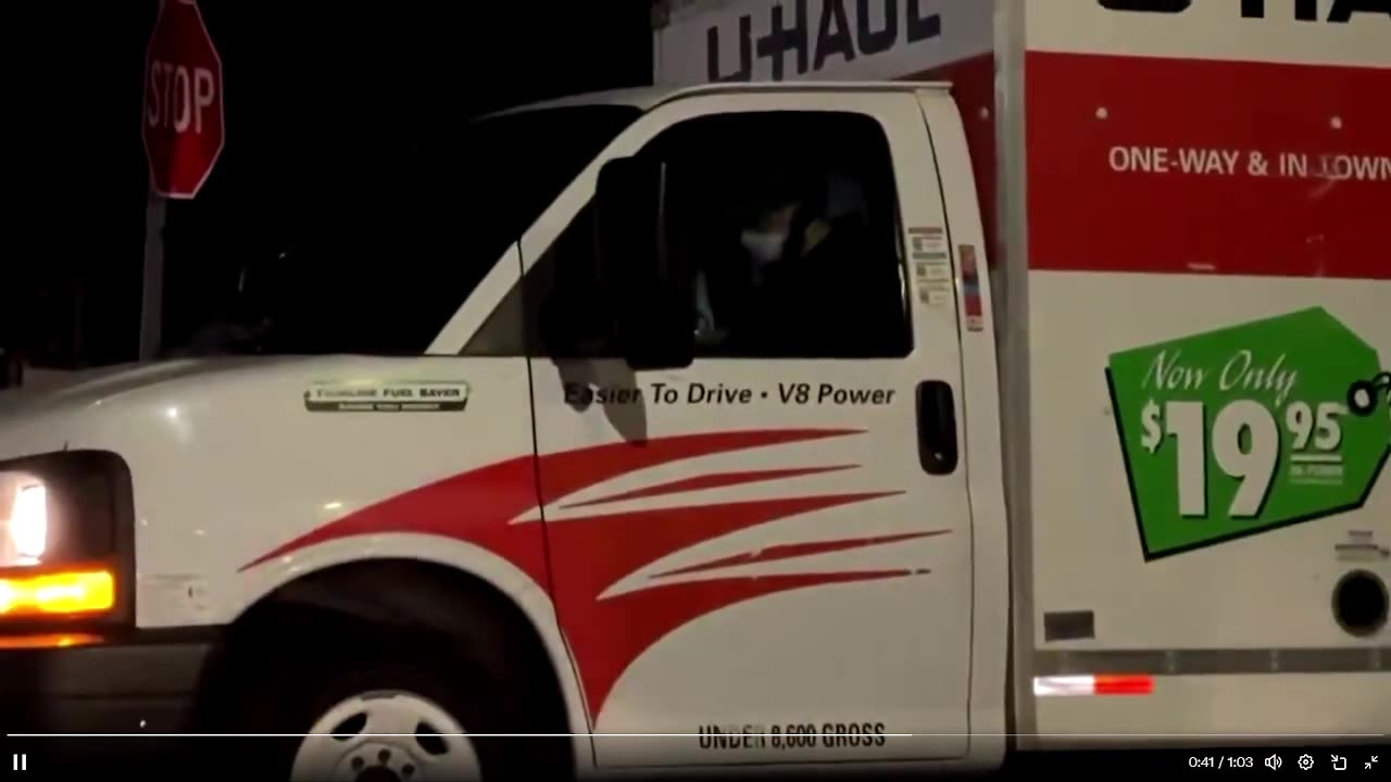 Những người cánh tả ở Oakland, California của Gavin Newsom đã sử dụng một chiếc xe tải U-Haul