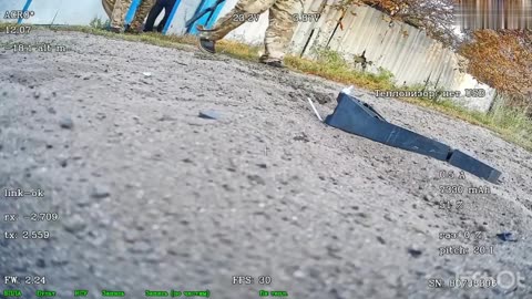🇺🇦 Ukrainian soldiers found a Russian FPV drone and cut off the fiber optic cable.