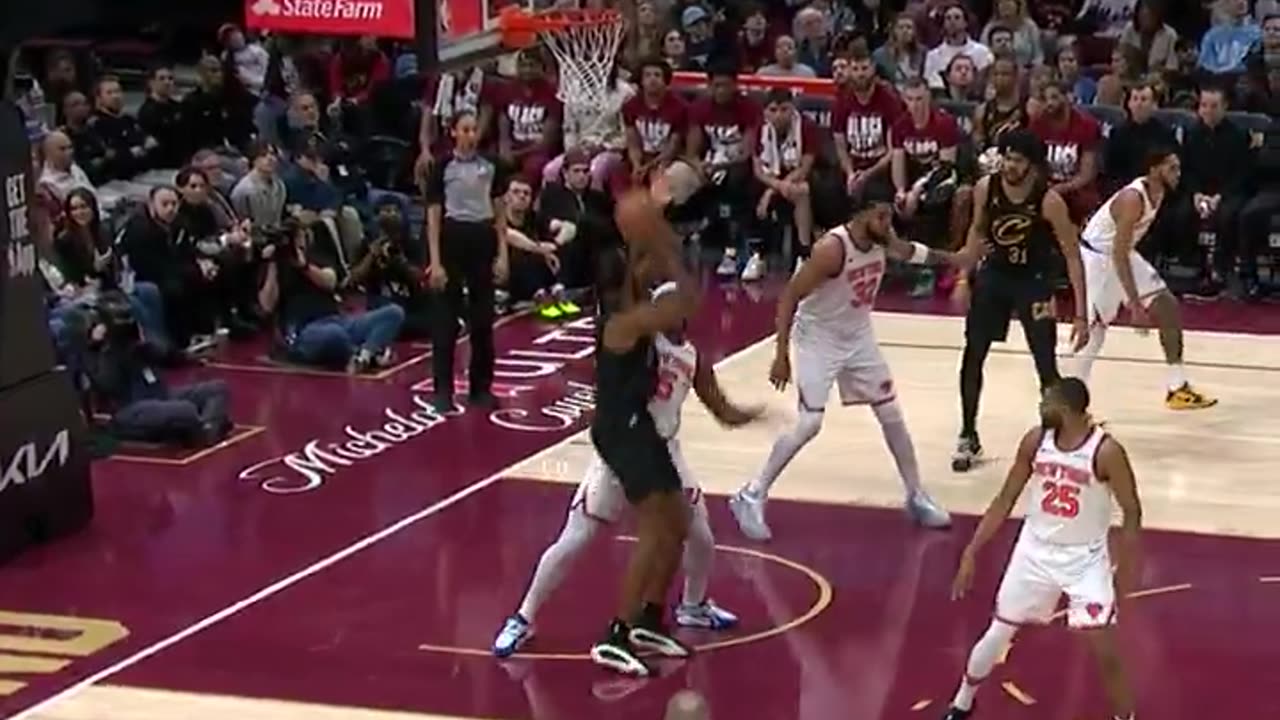 NBA - Mitchell and Mobley put in their work to extend Cleveland's win streak to 6 🕷️💪