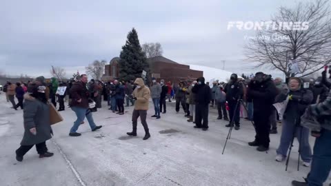 🚨 Những kẻ bạo loạn đang đổ hàng gallon nước bên ngoài một cơ sở của ICE để họ trượt ngã.