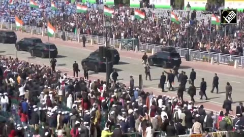 PM Modi | PM Modi Waves At Crowd While Departing From Republic Day Celebrations