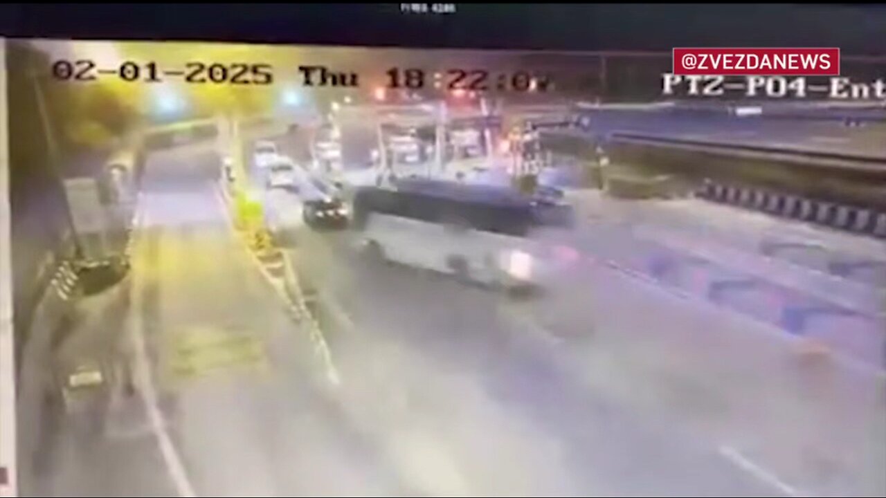 Runaway bus crashes at the entrance to Pattaya Thailand 🇹🇭