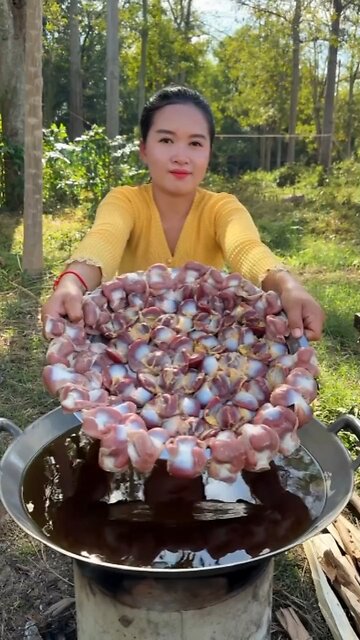 “Chinese Giant Girl’s MASSIVE Outdoor Liver Feast—TikTok is Obsessed!”