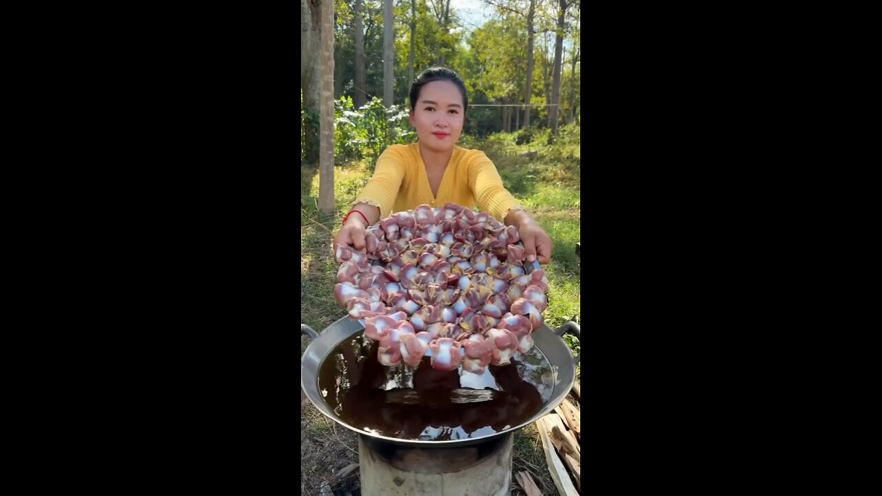 “Chinese Giant Girl’s MASSIVE Outdoor Liver Feast—TikTok is Obsessed!”