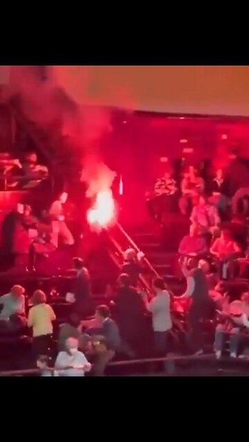 Activista propalestino interrumpe concierto de orquesta israelí con una bengala