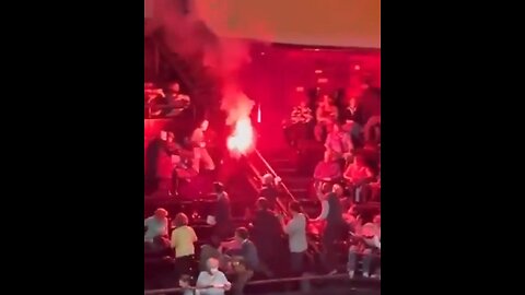 Activista propalestino interrumpe concierto de orquesta israelí con una bengala