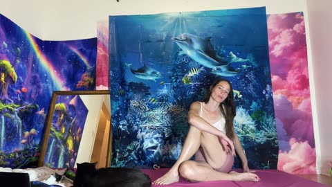 bending over backwards ❤️ energizing yoga! #everydamnday @themfingcoo