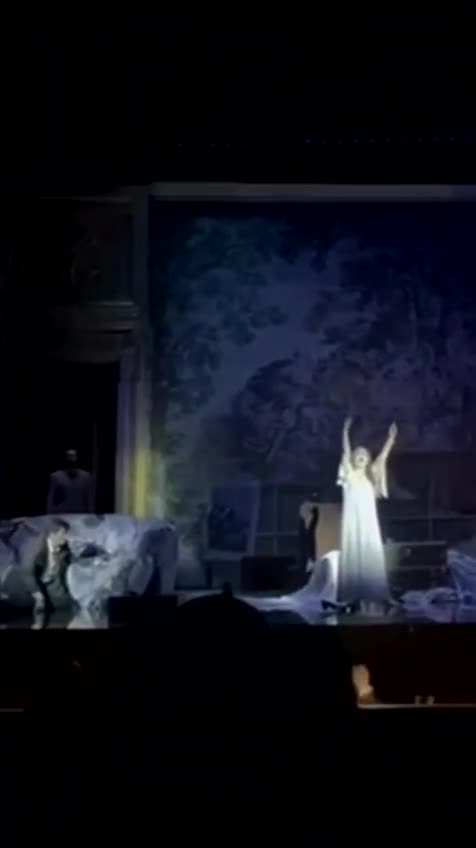 Rrëzohet në skenë sopranoja Eva Golemi, anulon shfaqjen e dytë në TKOB të operas "Traviatta"