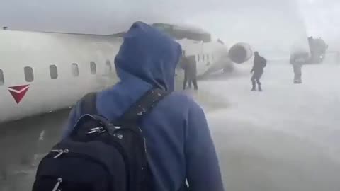 Un avión de pasajeros se vuelca en un aeropuerto de Canadá