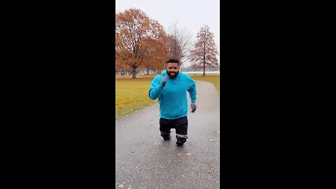 Man has no feet but runs on his knees