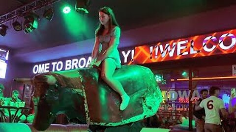 😍 Bold Girl on a Bull | Mechanical Bull Riding | Bull Riding in Benidorm