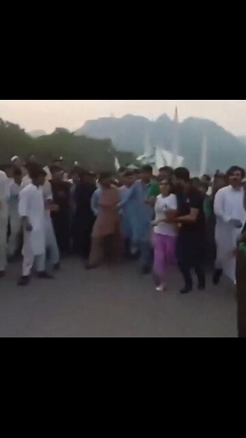 Hundreds of Muslim men harrass, threaten, & shame women for not wearing hijab in Pakistan