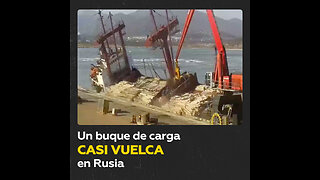 Un buque ruso se tambalea perdiendo su gran carga