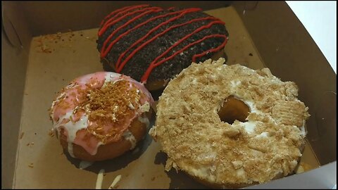 Dragon Donuts Eating Show + Review. | tq eats