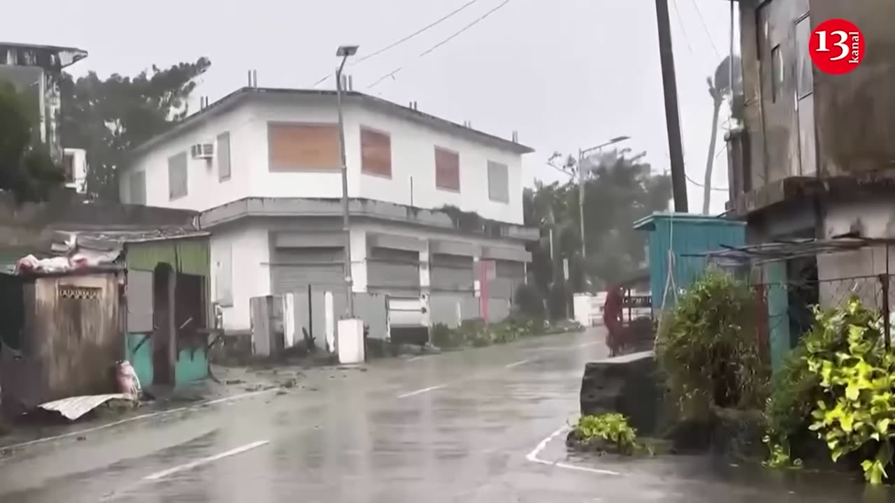 Russian soldiers exe_ute a Ukrainian family, take a child prisoner, using her as a shield