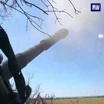 Self-propelled gun crews Msta-S, Gyacinth-S and Akatsia working