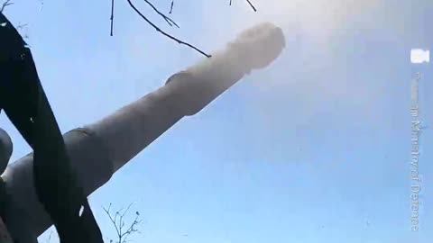 Self-propelled gun crews Msta-S, Gyacinth-S and Akatsia working