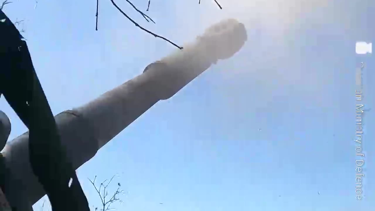 Self-propelled gun crews Msta-S, Gyacinth-S and Akatsia working