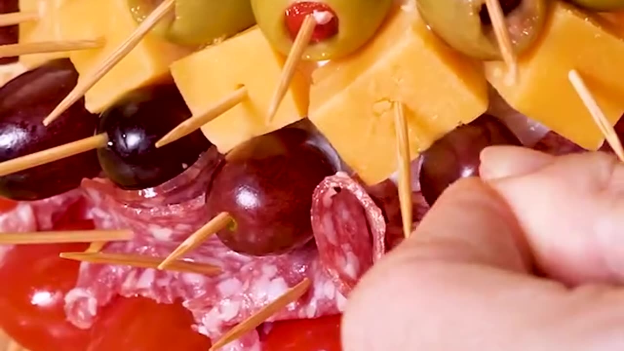 Make your holiday table instantly festive with this quick charcuterie tree!🎄🧀