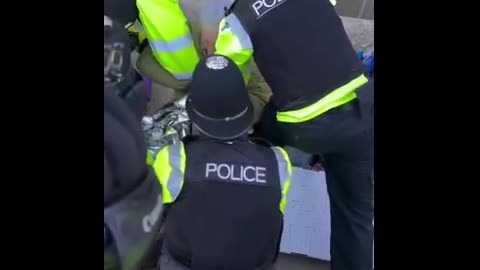 Non prendetevela con le forze dell'ordine: loro devono solo eseguire gli ordini.