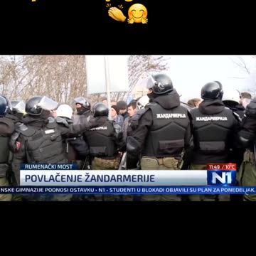 ПОЛИЦИЯТА Е НА СТРАНАТА НА ПРОТЕСТИРАЩИТЕ В СЪРБИЯ