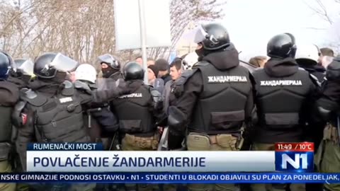 ПОЛИЦИЯТА Е НА СТРАНАТА НА ПРОТЕСТИРАЩИТЕ В СЪРБИЯ