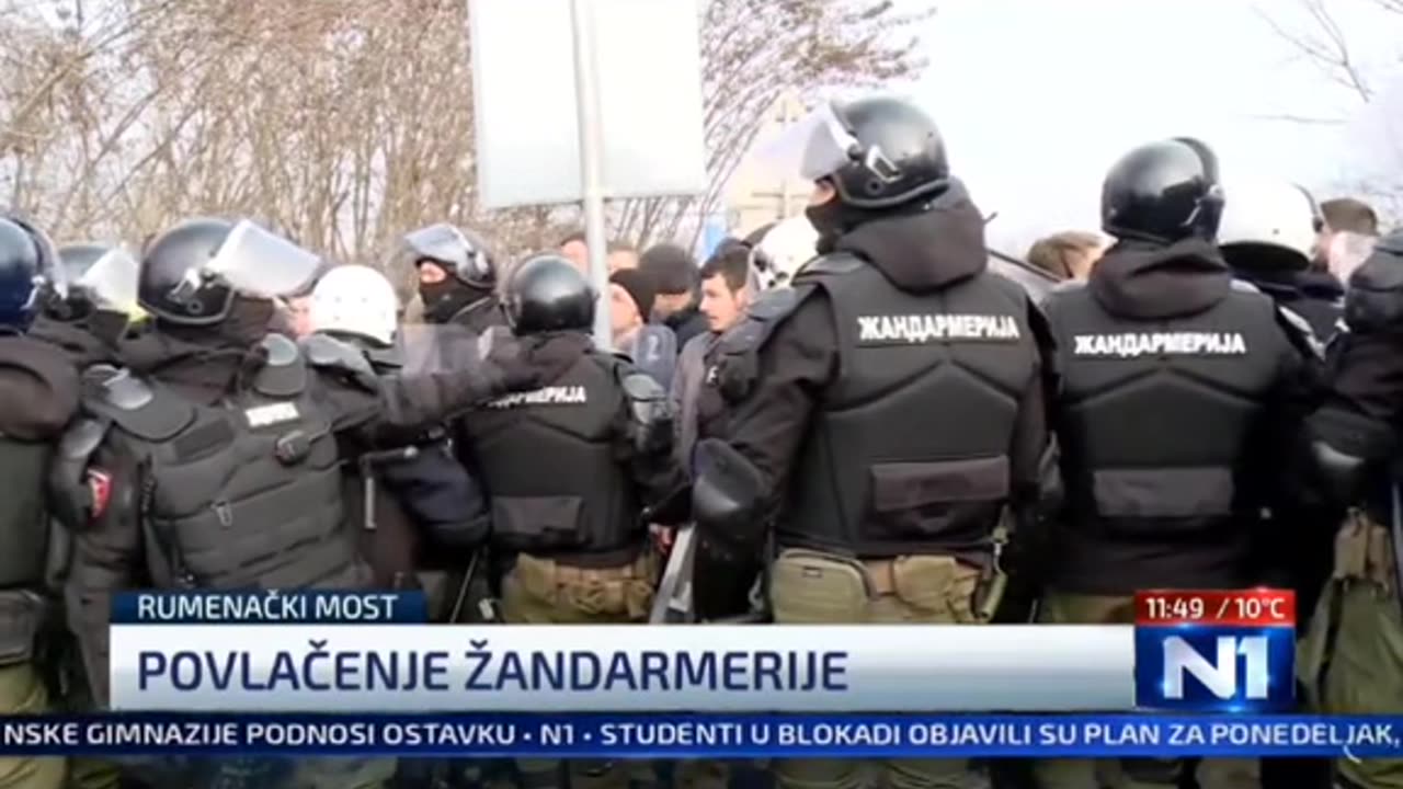 ПОЛИЦИЯТА Е НА СТРАНАТА НА ПРОТЕСТИРАЩИТЕ В СЪРБИЯ