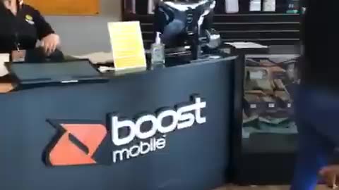 White Lady Beaten Up At Boost Mobile (March 2018)