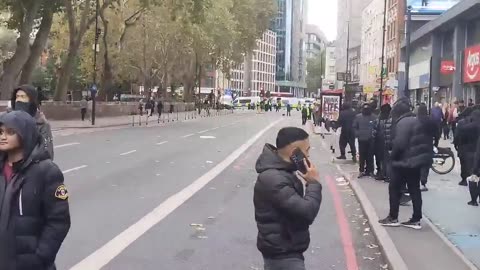 Muslim thugs screaming “Allah Akbar” armed with knives are storming the streets of Whitechapel