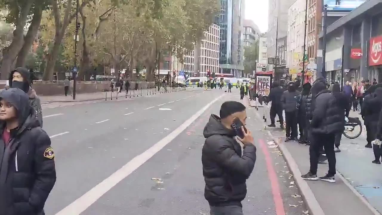 Muslim thugs screaming “Allah Akbar” armed with knives are storming the streets of Whitechapel