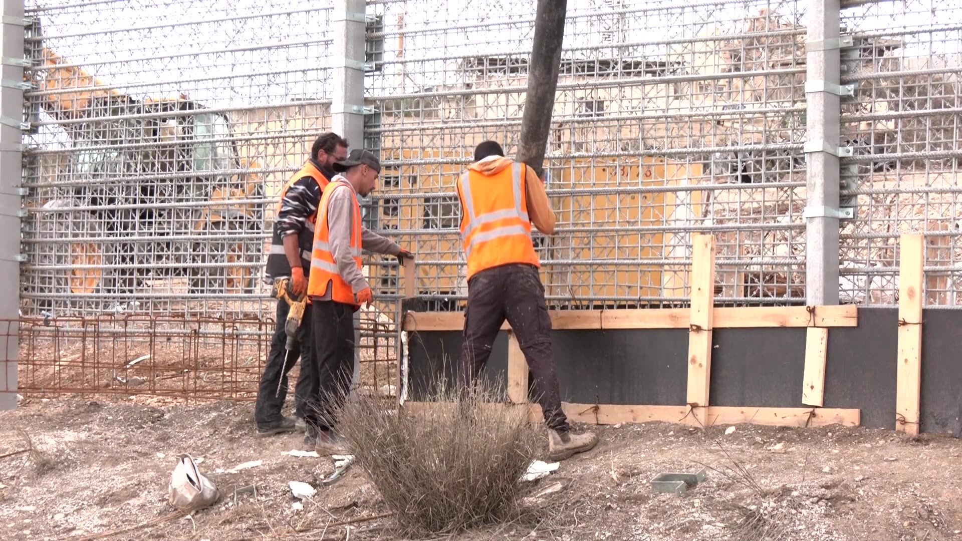 Israel constructs border wall as Lebanon seeks UN complaint