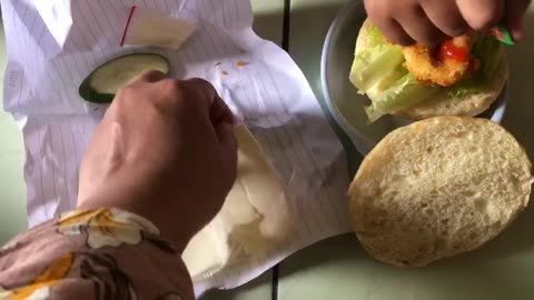 How to Assemble a Burger at School: Fun and Easy Guide